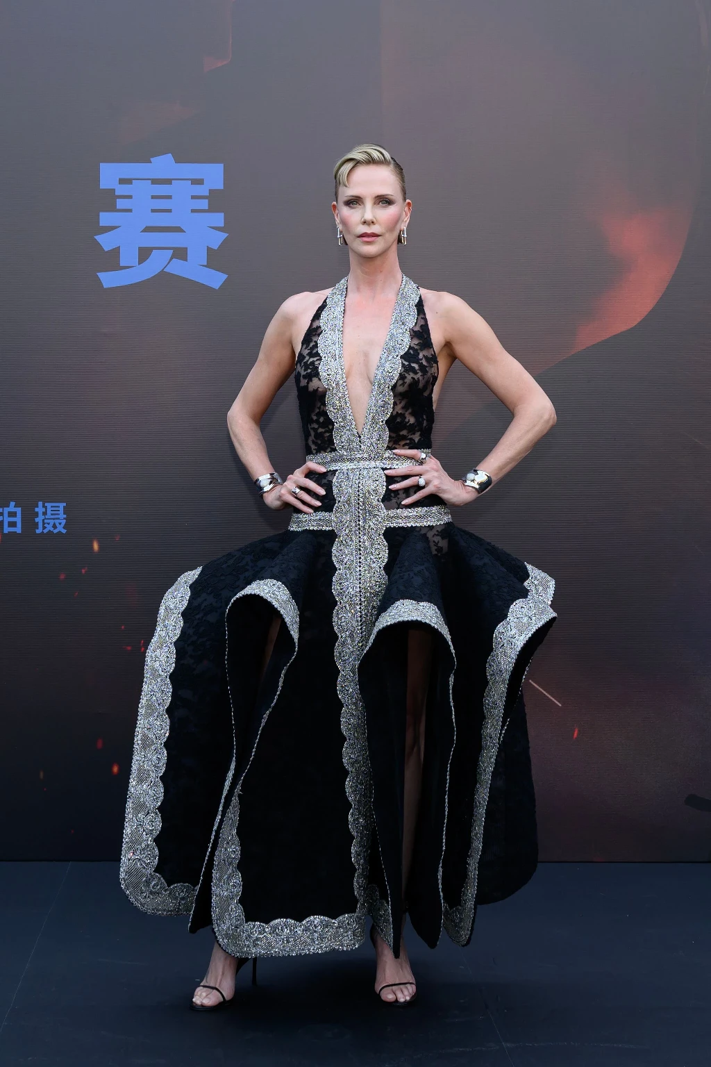 Шарліз Терон в Givenchy на премʼєрі "Одіссея" в Пекіні. Yanshan Zhang/Getty Images 